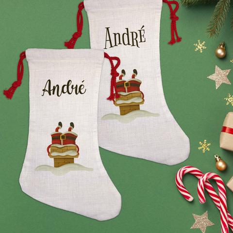 Chaussette de Noël façon chanvre au motif de Père Noël coincé dans une cheminée à personnaliser avec le prénom de votre choix. A retrouver dans notre boutique en ligne : ernestine-etcie.fr