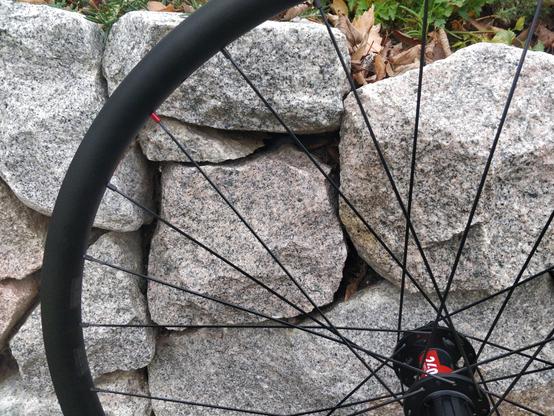 Hinterrad vor Trockensteinmauer.