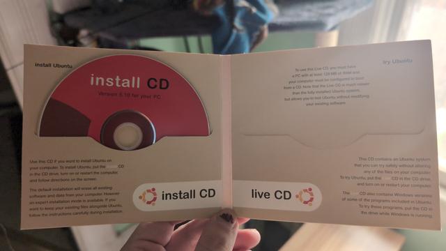 Photo of an old Ubuntu 5.10 installation envelope with the Live CD missing. Lots of text for the system requirements