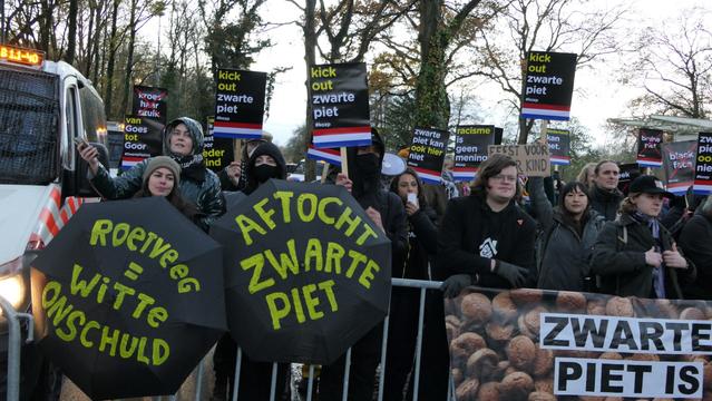 Mooie paraplu’s, waren deze keer niet nodig tegen regen of eieren.