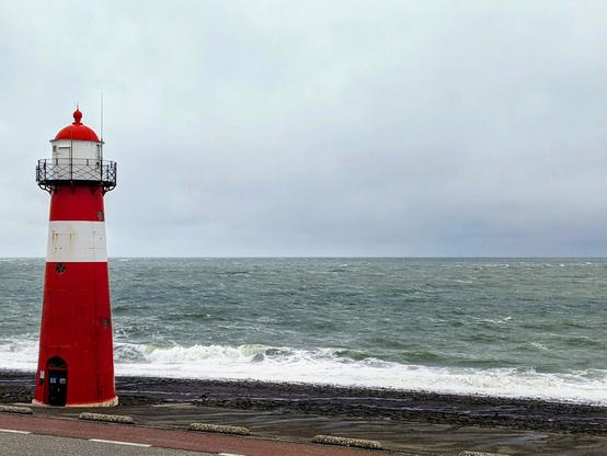 Leuchtturm an der Küste mit Meer im Hintergrund