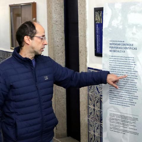 Quintino Lopes a apontar para uma data, 1984, num dos painéis da exposição, que tem como título "Repensar Centros e Periferias Científicas no Século 20"