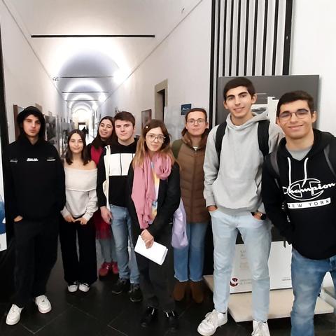 Grupo de oito estudantes que visitaram a exposição