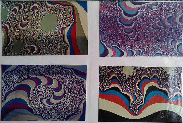 A4-Seite mit vier Farbfotografien von Computergrafiken der Mandelbrotmenge in geringer Bildauflösung.