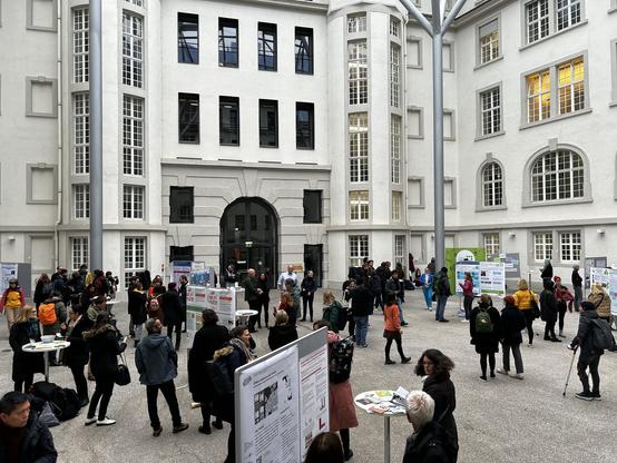 Blick aus der Vogelperspektive auf die Postersession des Forums Citizen Science im Innenhof des Herderbaus in Freiburg.