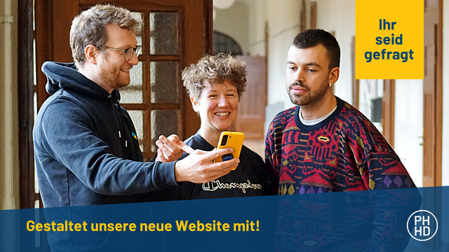 Christian Sauppe im Gespräch mit zwei Studierenden. Sie stehen im Flur des Altbaus; er hält ein Handy in der Hand. Oben rechts ist ein gelber Kasten. In diesem steht: "Ihr seid gefragt". Unten steht "Gestaltet unsere neue Website mit!"