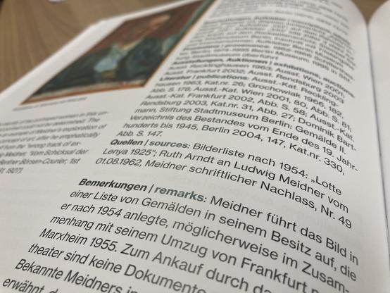 Eine aufgeschlagene Buchseite führt unter anderem den schriftlichen Nachlass von Ludwig Meidner als Quelle der Recherche auf.