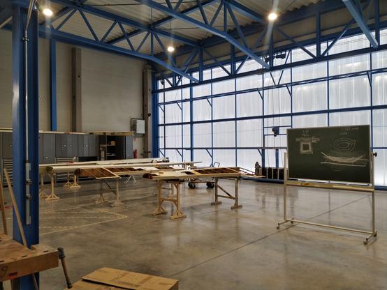 Werkstatt mit Flügelhälften aus GFK und Holz zum rumbasteln...