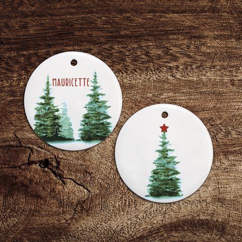 Décoration de Noël : disque en céramique à suspendre au motif de sapin et à personnaliser avec le prénom de votre choix. A retrouver dans notre boutique en ligne : ernestine-etcie.fr