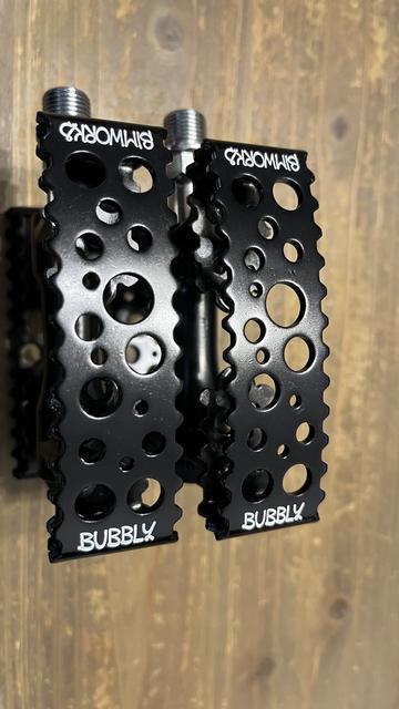 Pedale von oben mit Blick auf die Seitenbleche