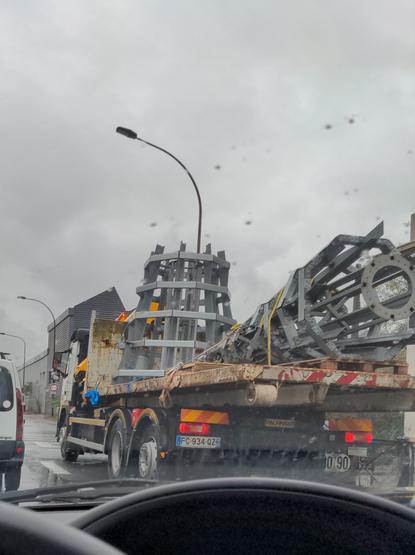 Partie métallique du sapin de Noël de Bordeaux sur un camion qui se dirige vers le centre ville.