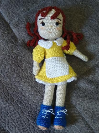 Muñeca a crochet, pelirroja, con vestido amarillo y zapatos azules