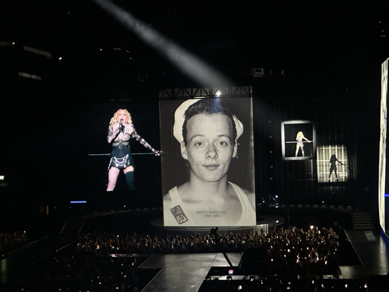 Madonna zingt haar love ones gestorven aan Aids.