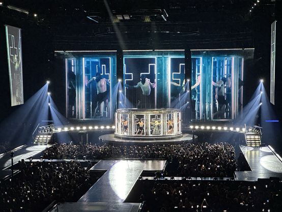 Podium Pappa Don’t Preach concert Madonna.