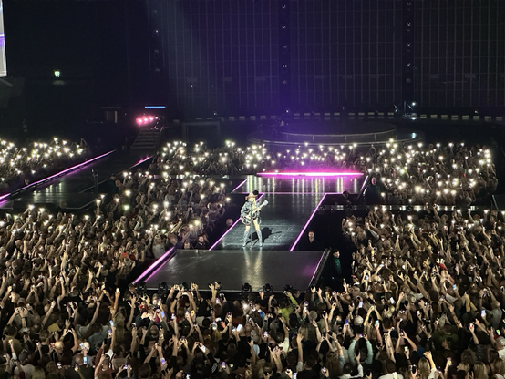 Madonna zingt I Will Survive.