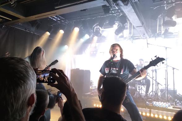 Sänger / Bassist underwegs Gitarrist von Carcass auf der Bühne im Kiff Aarau.