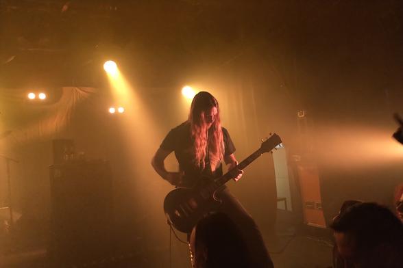 Zweiter Gitarrist von Carcass auf der Bühne im Kiff Aarau.