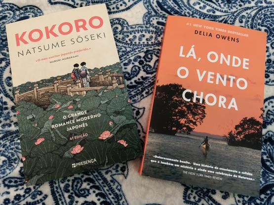 Dois livros. Kokoro de Natsume Sõseki e Lá, onde o vento chora de Delia Owens.