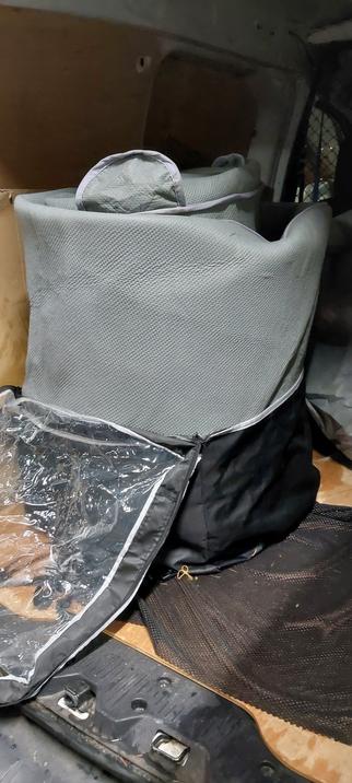 Zusammengerollte Plane und die Tasche dafür.