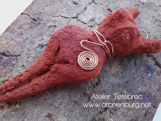 Female torso in ochre paper clay with a copper belt showing a spiral. Inspired by the Cucuteni culture, ca. 4500 BCE. All sculptures are smaller than 10 cm and can be used as a pendant.
