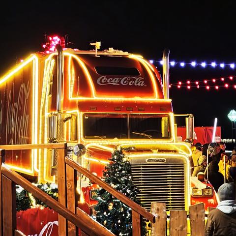 Coca Cola Truck, beleuchtet.