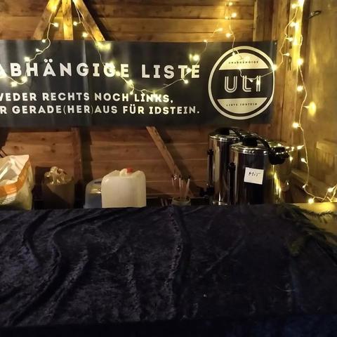 Weihnachtsbude mit kleinen Lichtern