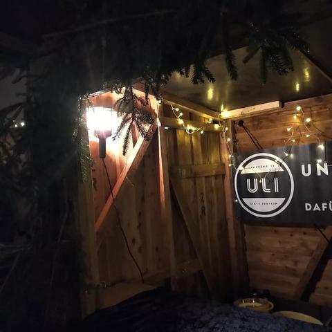 Weihnachtsbude mir kleinen Lichtern