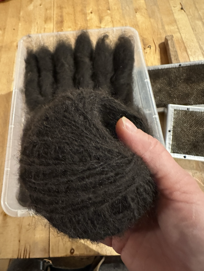 Ein dunkelbraunes Garnknäuel - handgesponnene Hundewolle