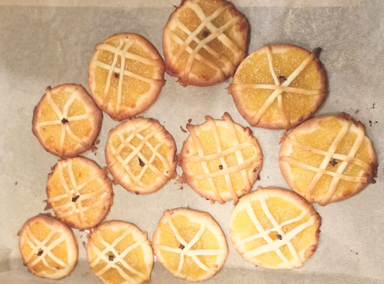 Mürbeteigplätzchen mit Konfitüre mit verschiedenen Gittermustern
