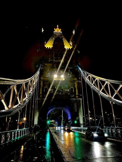 Blick über die Tower Bridge in London bei Nacht.