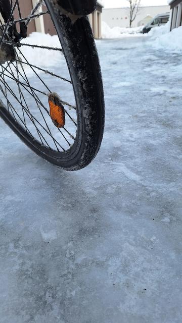 Eisfläche vor Fahrradreifen