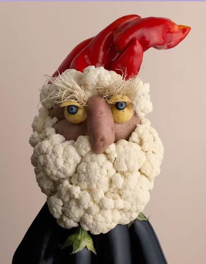 Photography and art. The head of a Santa Claus (Saint Nicolaus today) made of vegetables. A large potato as a face, cauliflower as a beard and hairline, small light-colored potatoes and olives as eyes, a long potato as a nose, white onion with roots as eyebrows. A pointed red bell pepper as Santa's hat, large purple pieces of eggplant as the body. 
Info: Marie Linins and Studio Kleiner are designers, photographers, video artists and graphic artists and create art for agencies, companies and for fun. This funny photo circulated nameless on the internet and was used by many as their own. Annoying. It's time to name the artists.