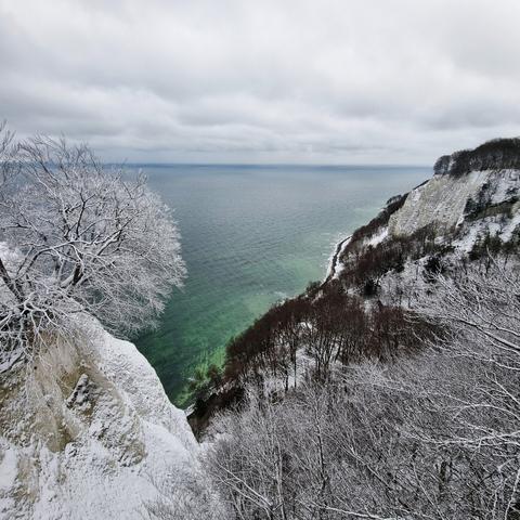 Kreideküste mit Schnee