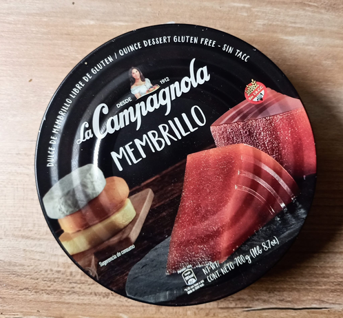 Eine große Dose (Durchmesser ca. 20 cm) 
darauf sind einige Stücke von dem Quittengelee und einige Laibe Käse abgebildet.
Dazu die Aufschrift 
La Campagnola MEMBRILLO