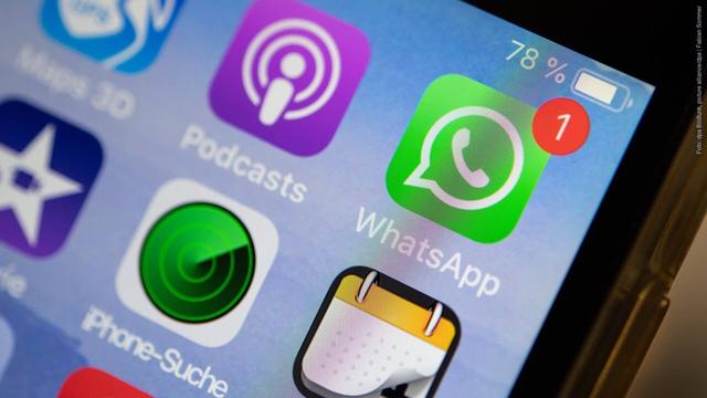 Das Logo der Messenger-App WhatsApp ist auf dem Display eines iPhones zu sehen. (Foto: dpa Bildfunk, picture alliance/dpa | Fabian Sommer)