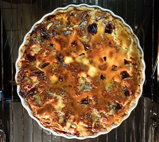 Die fertige Quiche von oben gesehen. Sehr schön gebräunt in der Form