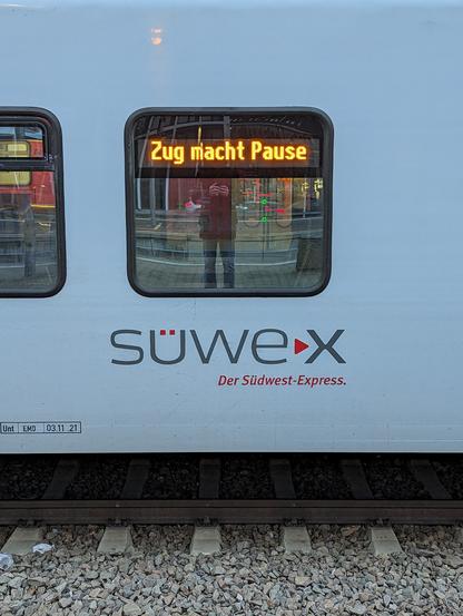 Ein Zug des Betreibers SÜWEX - der Südwest-Express steht im Bahnhof und die Anzeige leuchtet: Zug macht Pause