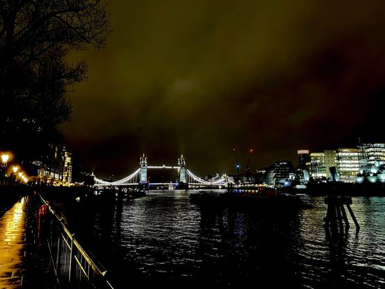 Tower Bridge in London, von der nordwestlichen Seite der Themse aus gesehen.