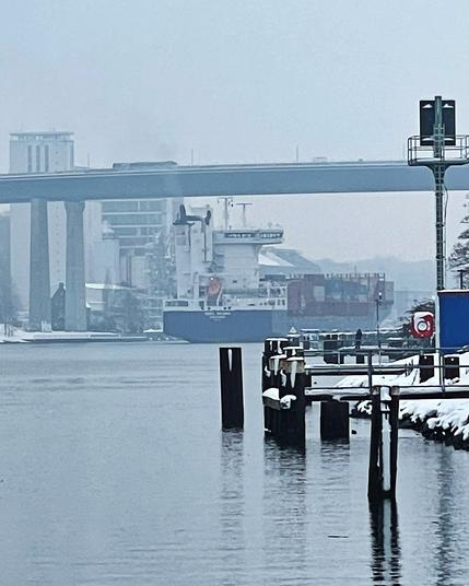 Ein Containerschiff passiert auf dem NOK die Holtenauer Hochbrücken. Die Einschränkung der Durchfahrtshöhe ist aufgehoben.