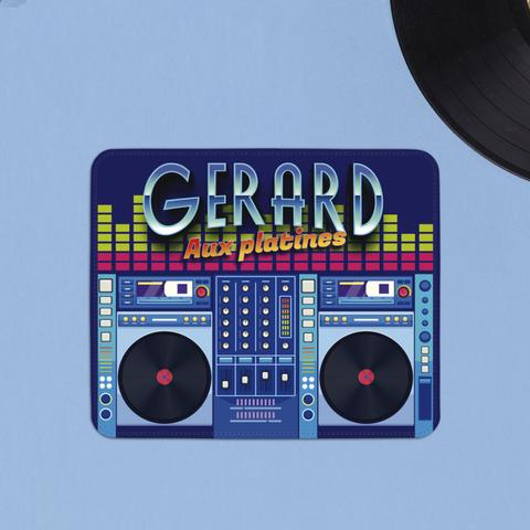 Tapis de souris personnalisé avec le prénom de votre choix représentant une table de mixage de DJ. A retrouver dans notre boutique en ligne : ernestine-etcie.fr