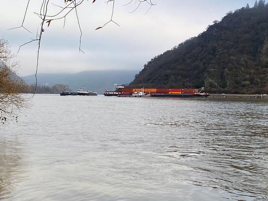 Blick auf Havarist und sicherndes Containerschiff vom Ufer aus.