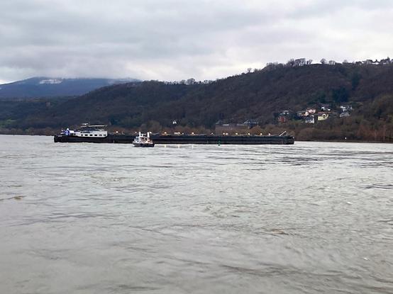 Der havarierte Tanker im Rhein liegt quer und blockiert die Fahrrinne zu ungefähr zwei Drittel.