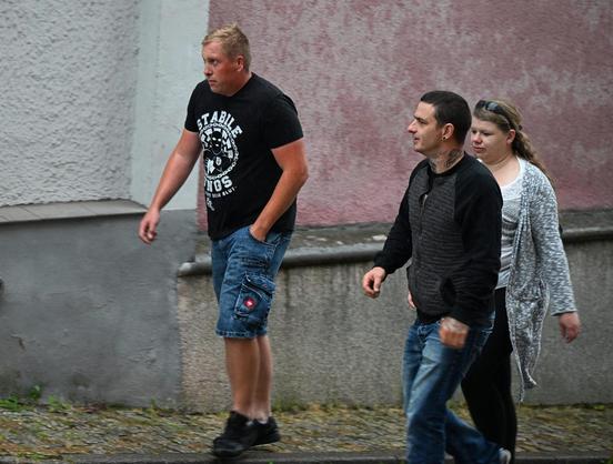 Frans Weiß, Eike Stegmann und Christin Weiß laufen am 16.6.2023 zum Hintereingang des "Flieder Volkshaus" in Eisenach.