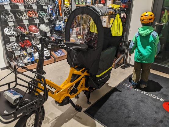 Neues longtail lastenrad noch im Geschäft.