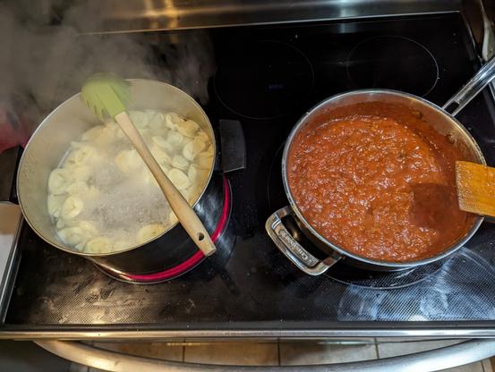 Cheese tortellini and sauce