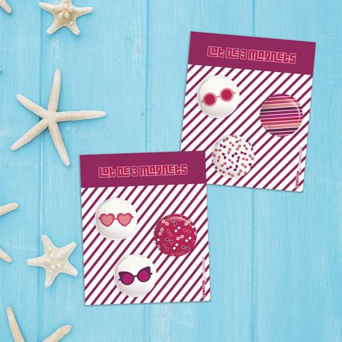 Lot de 3 mini magnets Ibiza aux motifs de lunettes de soleil et de rayures colorées dans les tons roses et violets. Plusieurs lots au choix. A retrouver dans notre boutique en ligne : ernestine-etcie.fr