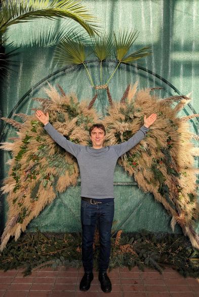 Ich stehe vor einer nachhaltig gestalteten Floristikinstallation in Form von Engelsflügeln. Eine Installation anlässlich unseres heutigen Adventmarkt im Botanischen Garten.
