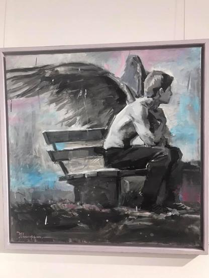 Ein junger Mann mit Engelsflügeln sitzt auf einer Bank. Kunstwerk von David M. Thompson. Mehr zu ihm im AKI-wiki auf http://wiki.aki-stuttgart.de/mediawiki/index.php/David_Thompson