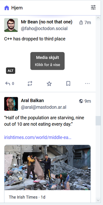Skjermbilde fra ei tidslinje i Mastodon. En av tutene har en svart knapp der det står "Media skjult, klikk for å vise". Nedenfor er det en tut med en lenke til en nyhet (om Gaza, "Half of the poplulation are starving, nine out of 10 are not eating every day.") Forhåndsvisninga av nyheten viser bildet (som er et bylandskap i ruiner, men tre personer i vanlige sivile klær som leter eller rydder).