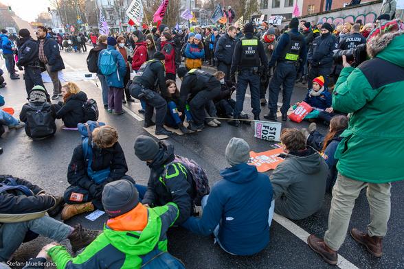 Klimagruppen blockieren die Elsenbrücke, Berlin, 09.12.2023